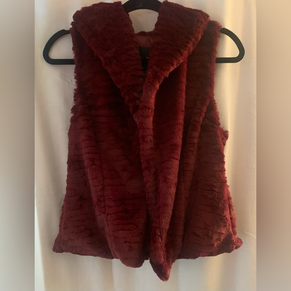 Me Jane Women’s Burgundy Faux Fur Vest w/Shawl Collar Open Front; Size M